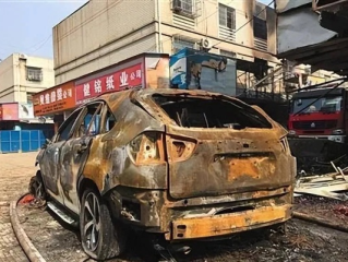 江西瑞昌一汽修店门前5辆车被烧毁，突如其来的灾难