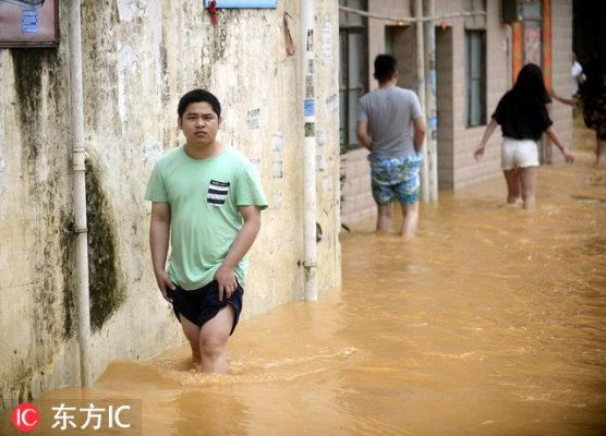 广东汕尾暴雨成灾，民房瞬间成泽，水深近3米