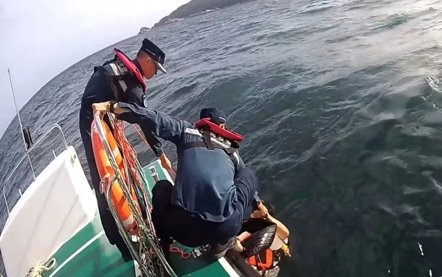 海中呼救获救,游客的温暖救援行动 海中呼救获救,游客的温暖救援行动